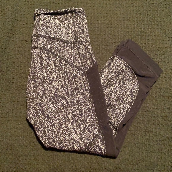 Lululemon size 4 capris - Picture 1 of 2